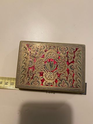 Caja labrada latón con detalles rojos