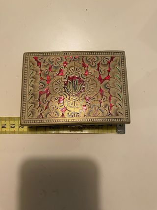 Caja labrada latón con detalles rojos