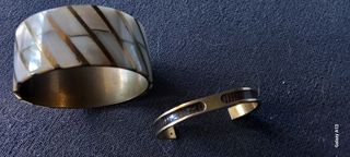 Pulseras doradas y blancas y cuero y dorado