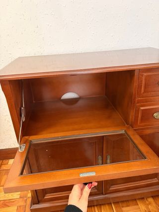 Mueble auxiliar madera y cristal.