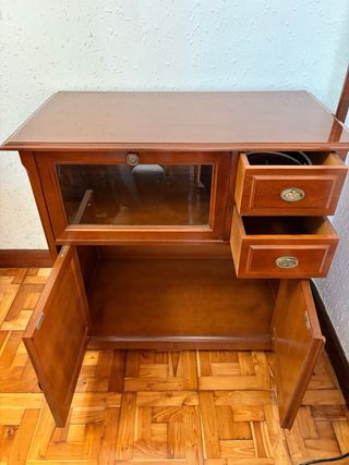 Mueble auxiliar madera y cristal.