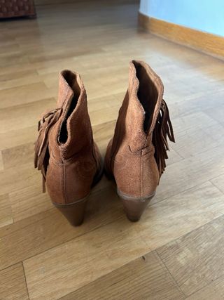 Botines cowboy ante con flecos Poco uso