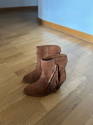 Botines cowboy ante con flecos Poco uso