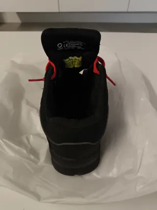 Zapatillas Sparco puntera acero negras y rojas