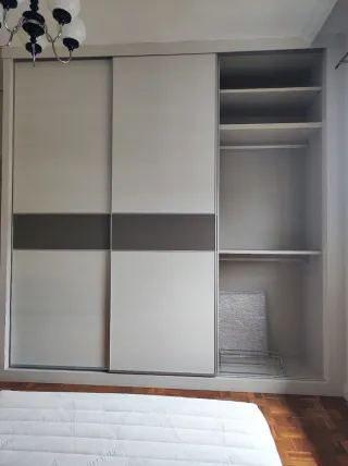 Armario puertas correderas blanco y gris 3 puertas