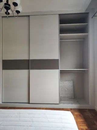 Armario puertas correderas blanco y gris 3 puertas