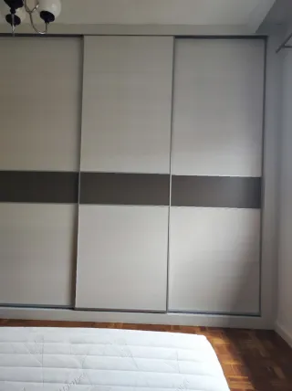 Armario puertas correderas blanco y gris 3 puertas