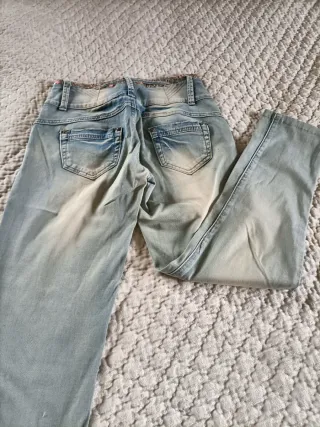 Pantalones vaqueros desgastados