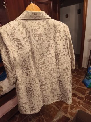 Conjunto chaqueta y pantalón floral