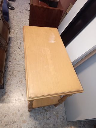 Mesa baja de madera color beige y marrón