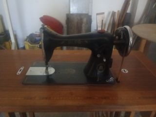 Máquina de coser Alfa antigua