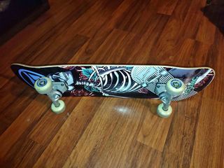 Skate con diseño de esqueleto y rosas