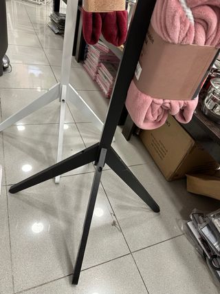 Perchero de madera negro y blanco