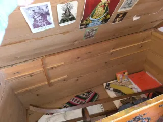 Arcón de madera con detalles metálicos