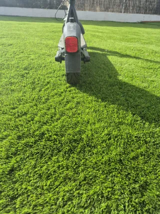 Patinete Eléctrico Negro con Casco