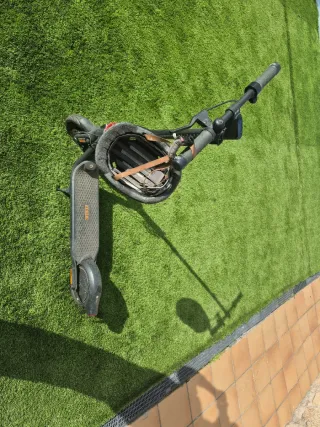 Patinete Eléctrico Negro con Casco