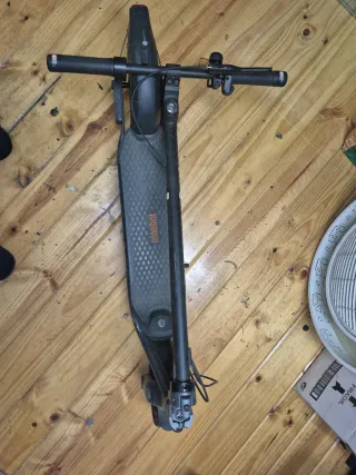 Patinete Eléctrico Negro con Casco