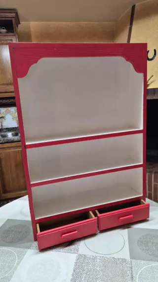 Mobile in legno con scaffali e cassetti rossi e bianchi