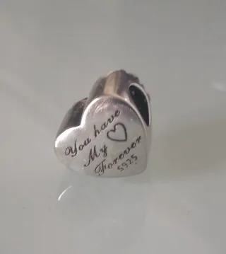 Charm plata rosas rojas