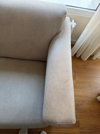 Sofá de tela beige y gris
