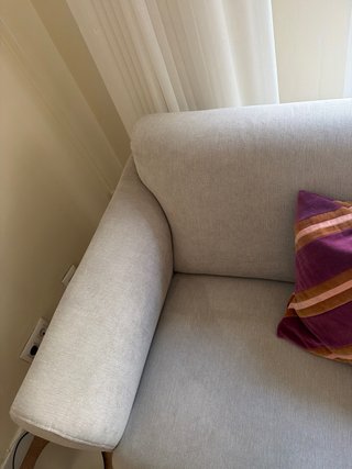 Sofá de tela beige y gris