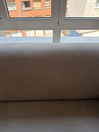 Sofá de tela beige y gris