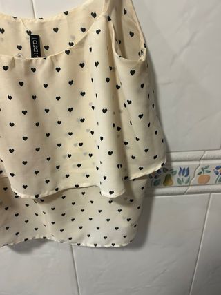 Blusa H&M Beige Corazones Negros