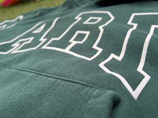 Sudadera Bershka verde con letras