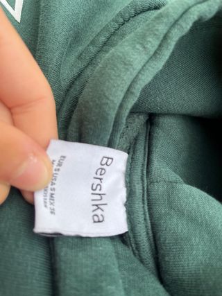 Sudadera Bershka verde con letras