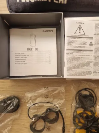 Caja Garmin Edge 1040 con accesorios