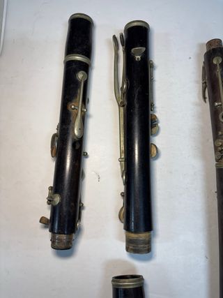 Antiguo clarinete, piezas sueltas y accesorios