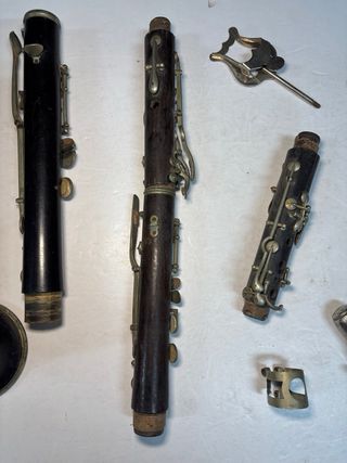Antiguo clarinete, piezas sueltas y accesorios