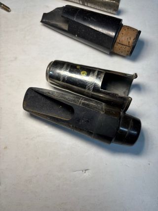 Antiguo clarinete, piezas sueltas y accesorios