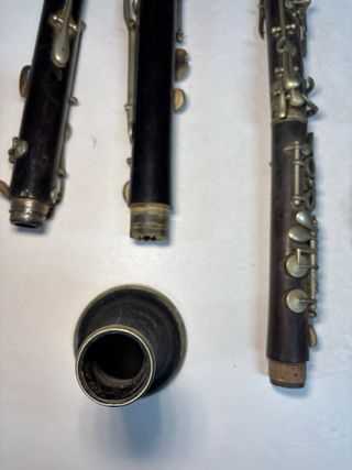 Antiguo clarinete, piezas sueltas y accesorios