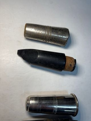 Antiguo clarinete, piezas sueltas y accesorios