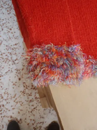 Suéter rojo de punto con flecos