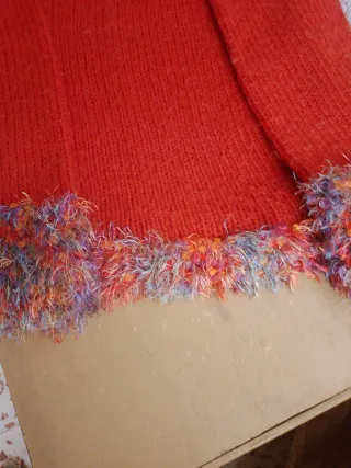 Suéter rojo de punto con flecos