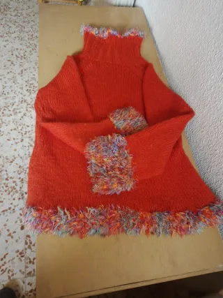 Suéter rojo de punto con flecos