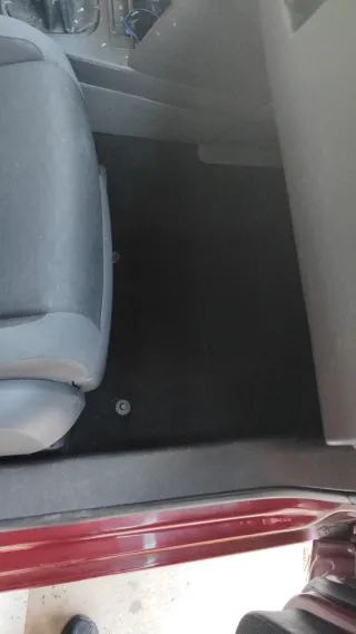 Se limpian asientos de coche y moquetas
