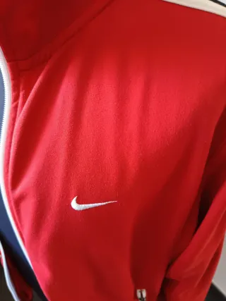 Chaqueta deportiva Nike roja