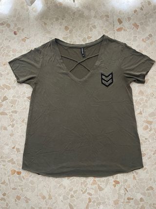 Camiseta verde militar Stradivarius