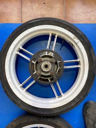 Ruedas Yamaha TZR con slicks