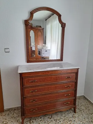 Cómoda y espejo de madera y mármol