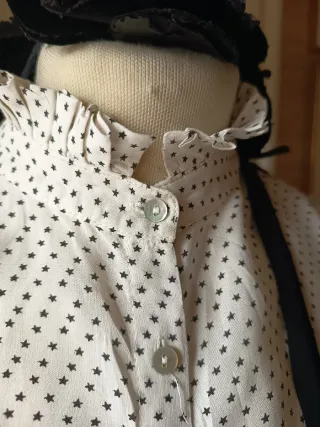 Blusa Sybilla lunares cuello volante lazo