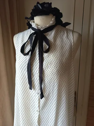 Blusa Sybilla lunares cuello volante lazo