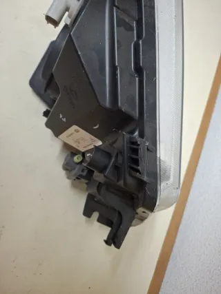 Faro Izquierdo Nissan Hella