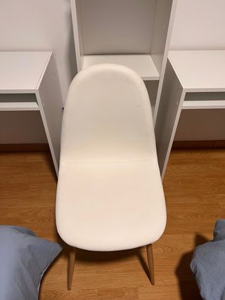 Sillas de escritorio blancas y madera