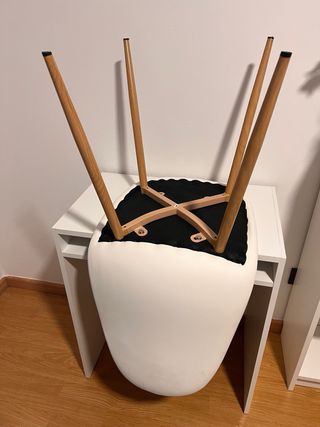 Sillas de escritorio blancas y madera