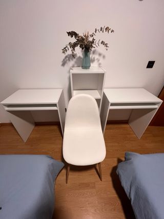 Sillas de escritorio blancas y madera