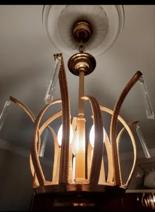 Lámpara vintage dorada con detalles de cristal